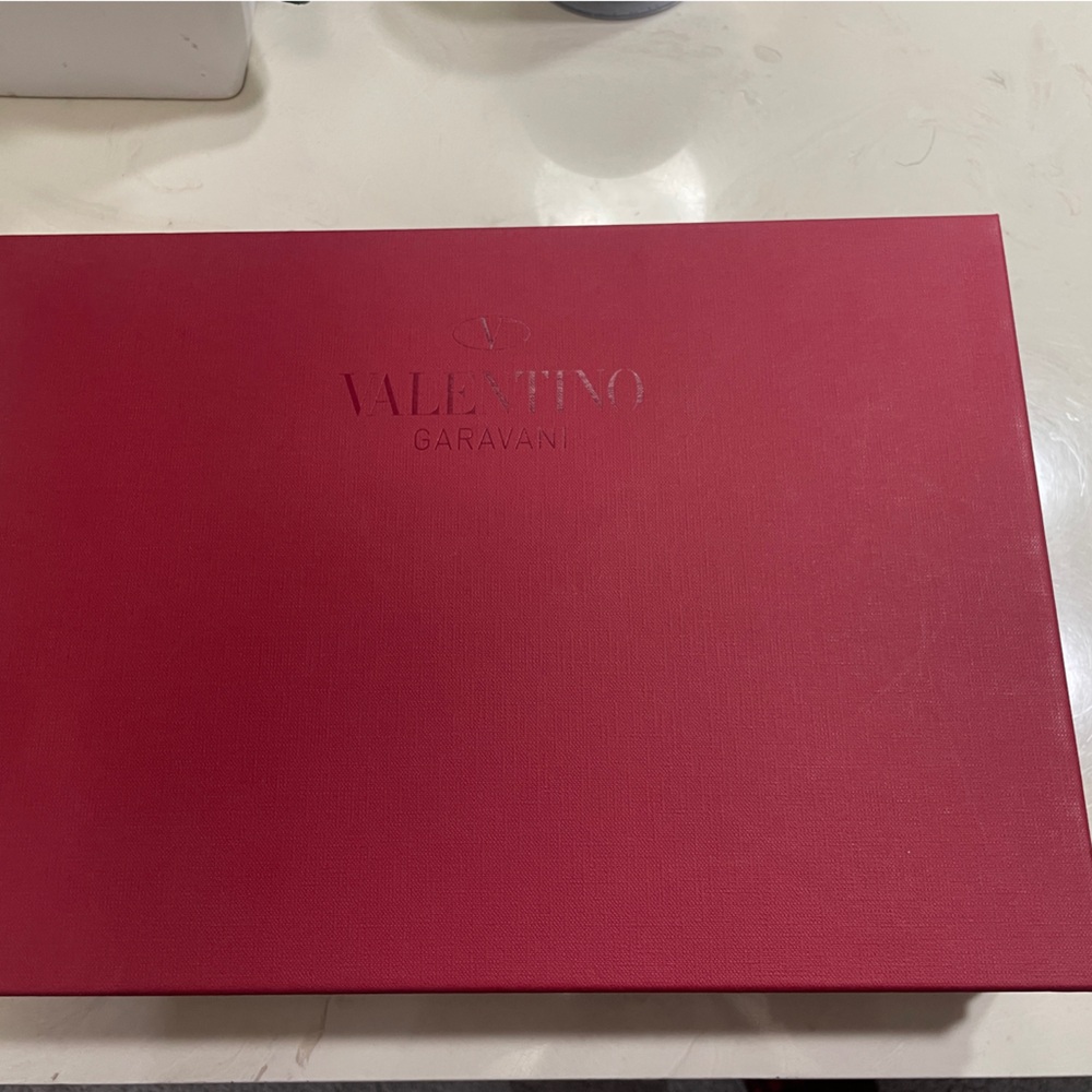 *BRAND NEW*
Valentino Garavani Rockstud Black & Gold Flaplock size Medium